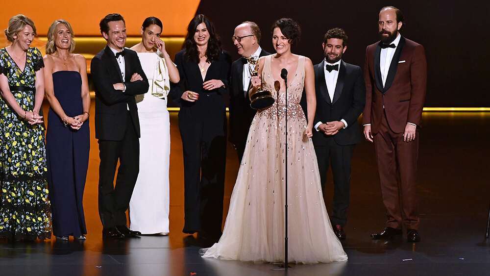 Cast dan kru Fleabag saat menerima salah satu penghargaan di Emmy Awards 2019